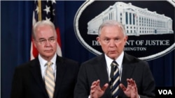 El secretario de Justicia, Jeff Sessions, junto al secretario de Salud, Tom Price.