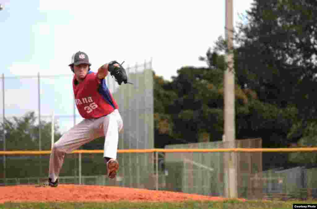 Robert Tourón mide 6 pies 2 pulgadas, pesa 175 libras, lanza y batea a la derecha. Debe finalizar sus estudios de High School en Gulliver Schools en 2017. Vive en Miami, Florida (EEUU). Lanza regularmente más de 90 millas por hora.