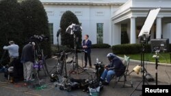 Periodistas en las afueras de la Casa Blanca. REUTERS/Tom Brenner