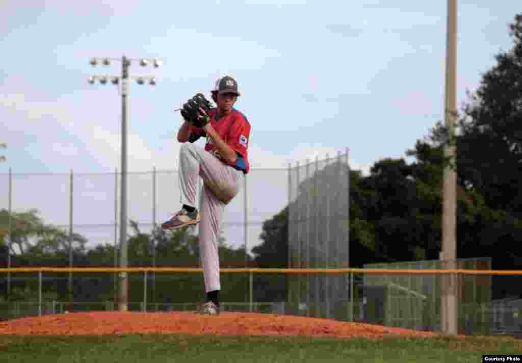 Robert Tourón, lanzador de 17 años, del equipo Habana (Liga Nica de Béisbol), propinó el domingo 29 de noviembre ocho ponches a los bateadores de Industriales en cuatro entradas, en el Tamiami Park de Miami, Florida. Fotos: Luis F. Rojas.