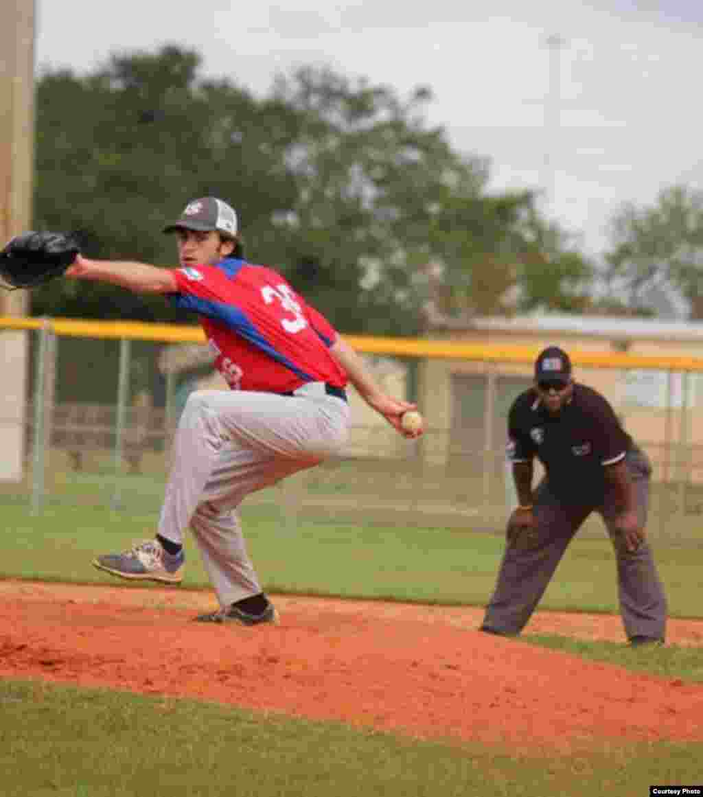 Pre Baseball Report señala que la bola rápida de Robert Tourón oscila en entre 87 y 90 millas por hora. Lanzó 92 millas por hora en el PG Junior National en 2015.